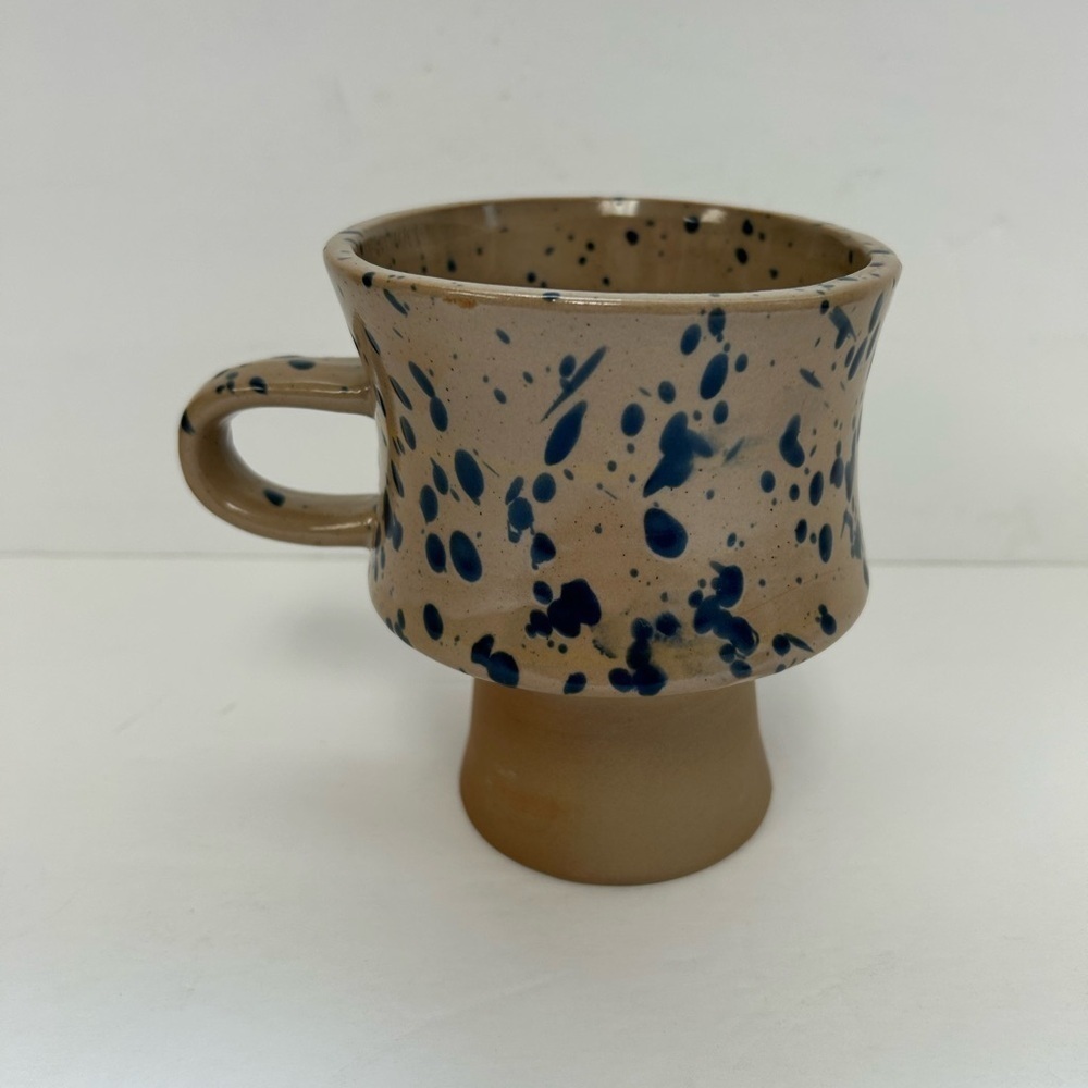 Skinny Bottom Mug/ NWOT/RETRO/ Taupe with Blue Spots/ never used
